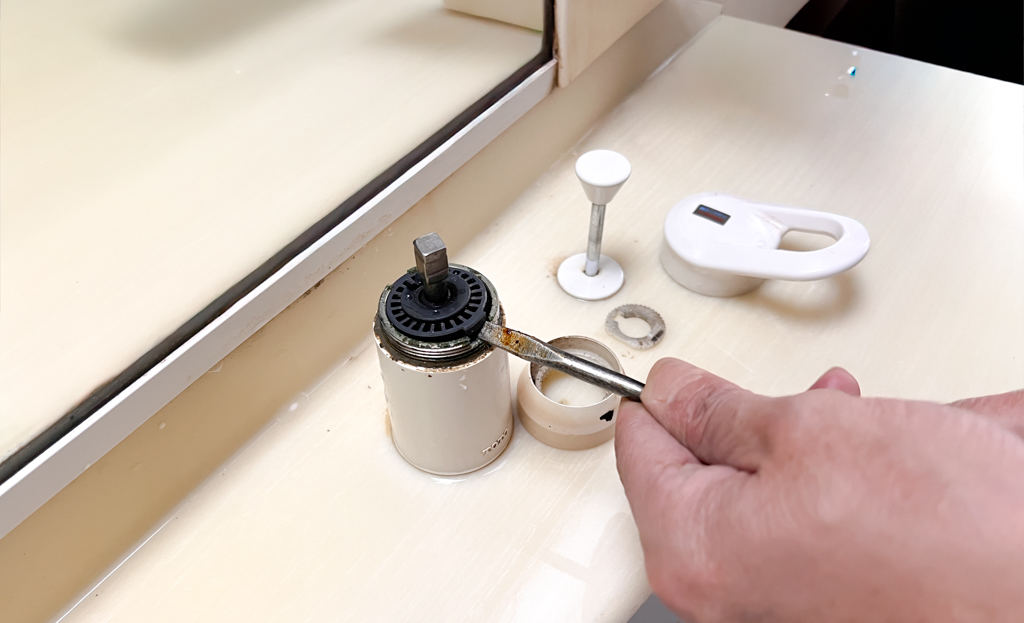 TOTO洗面台水漏れ修理作業